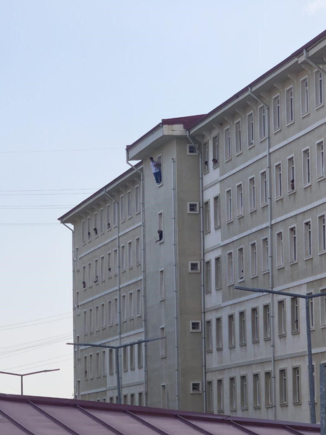 Muğla'da Korku Dolu Anlar! Yurdun Camına Çıkan Genç Hava Yastığına Atladı (1)