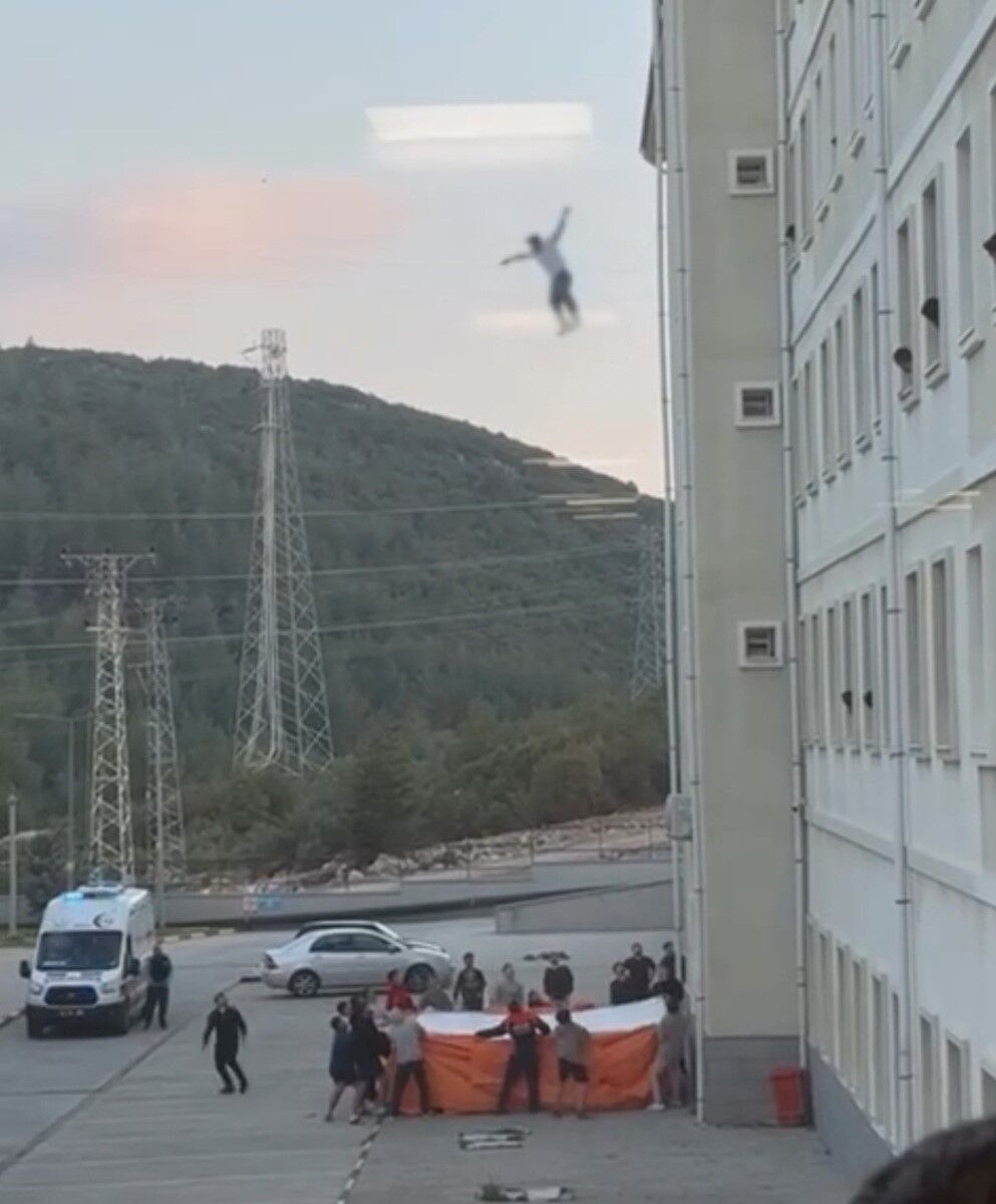 Muğla'da Korku Dolu Anlar! Yurdun Camına Çıkan Genç Hava Yastığına Atladı (3)