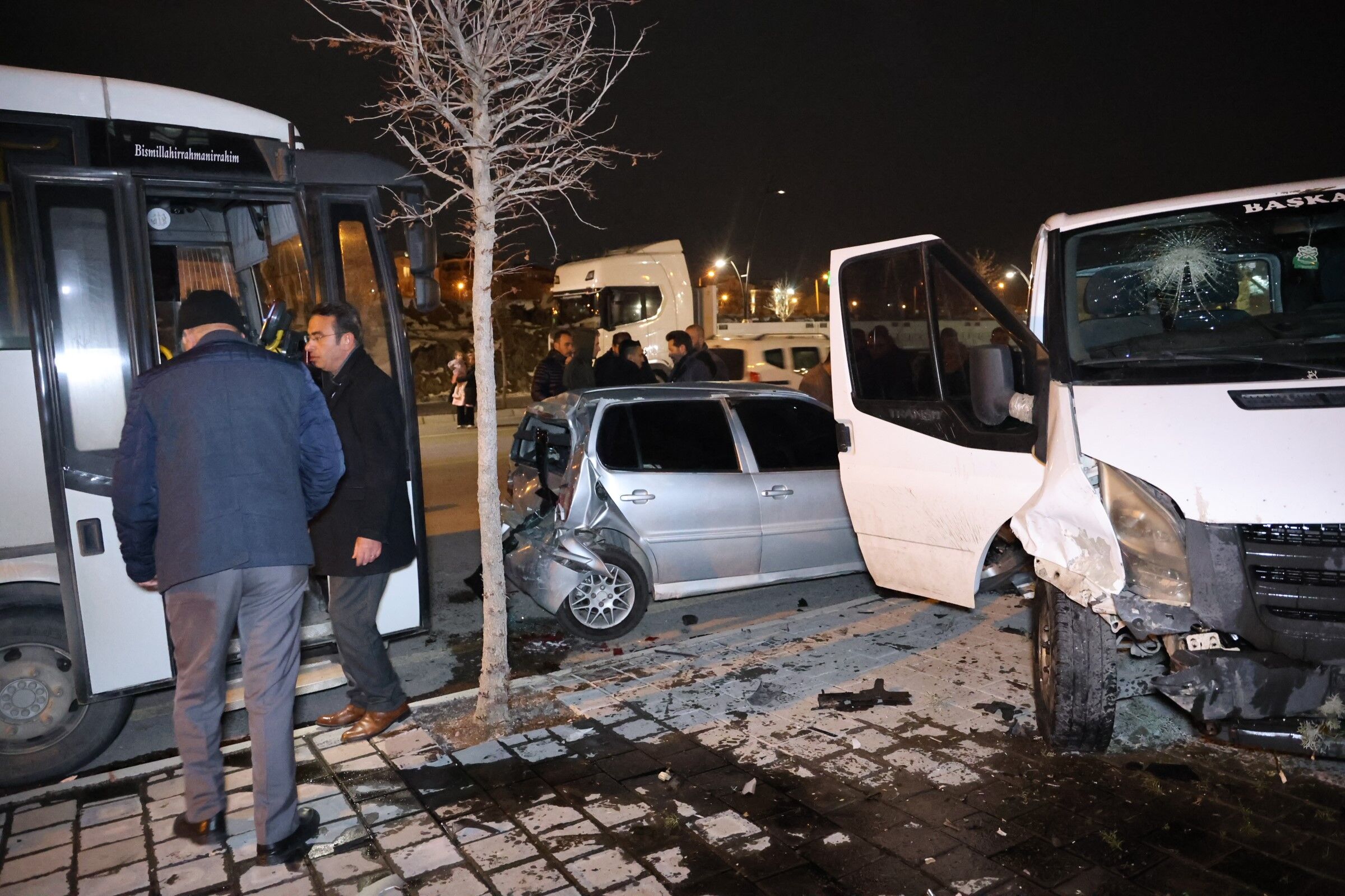 Nevşehir’de Alkollü Sürücünün Park Halindeki Araçlara Çarpmasıyla Meydana Gelen Kazanın Ardından Kavga Çıktı. Olayda 2 Kişi Yaralandı, Sürücünün 180 Promil Alkollü Olduğu Belirlendi (2)