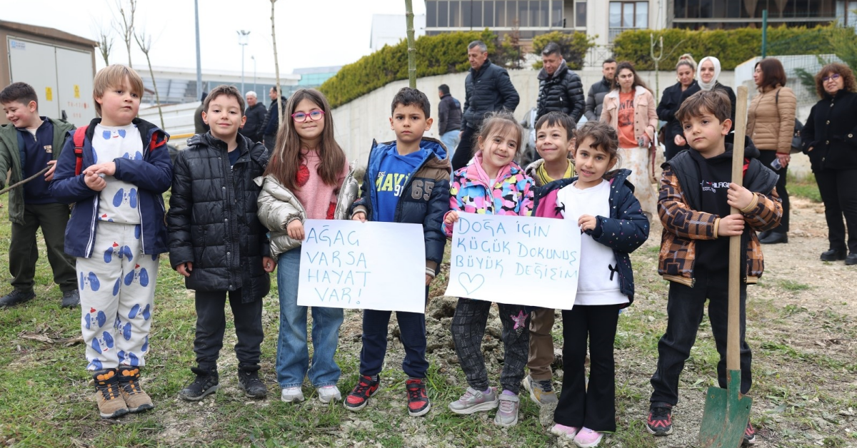 Nilüfer'de Öğrenciler 29 Akçaağaç Fidanını Toprakla Buluşturdu (2)