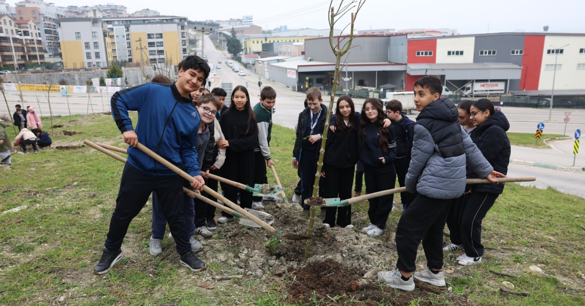 Nilüfer'de Öğrenciler 29 Akçaağaç Fidanını Toprakla Buluşturdu (3)