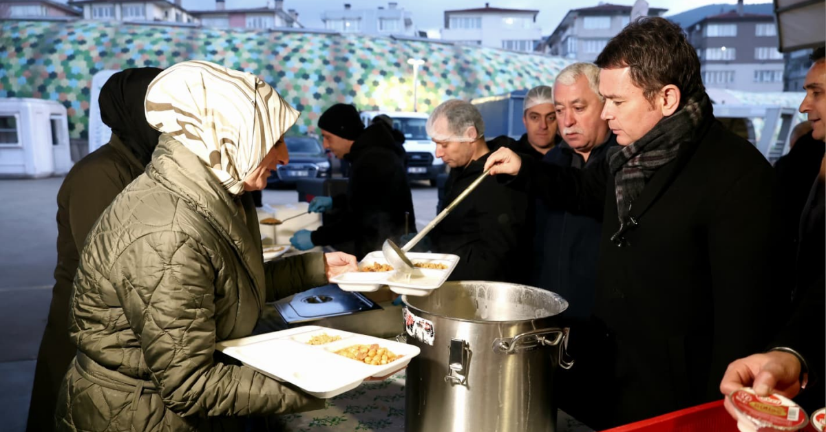 Osmangazi Belediyesi’nin Iftar Sofrasında Yüzlerce Kişi Bir Araya Geldi (2)