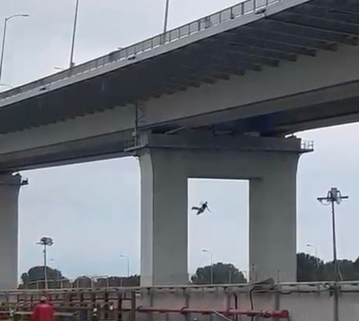 Osmangazi Köprüsü’nden Atlayan Kadının Fenomen Olduğu Ortaya Çıktı (2)