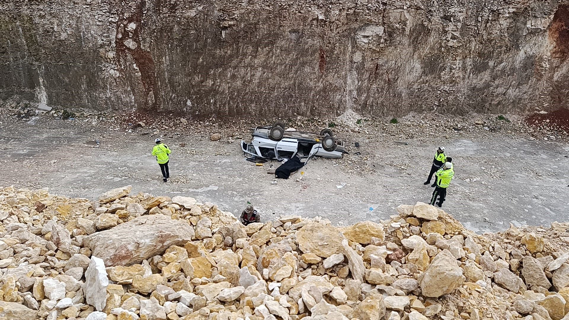 Otomobil 10 Metrelik Çukura Düştü 1 Ölü, 1 Yaralı (1)