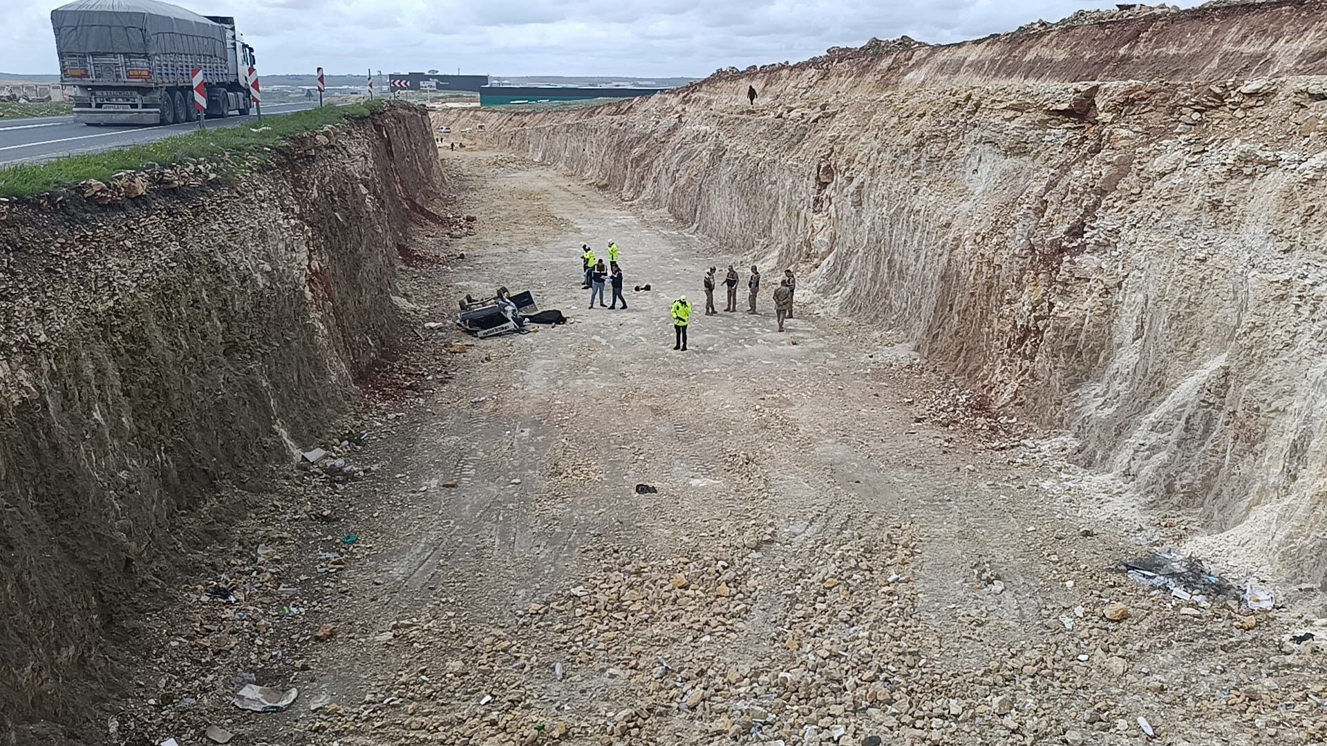 Otomobil 10 Metrelik Çukura Düştü 1 Ölü, 1 Yaralı (3)