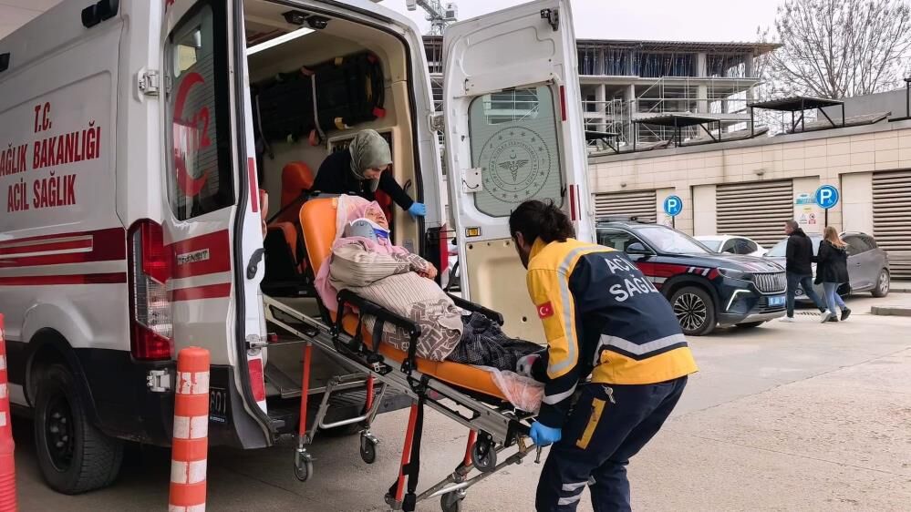 Otomobiller Çarpıştı, 5 Yaralı (1)