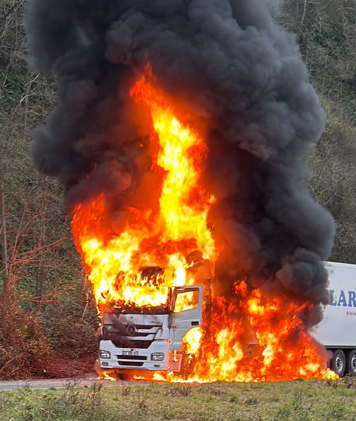 Rize'de Arızalanan Tır Alev Alev Yandı (3)