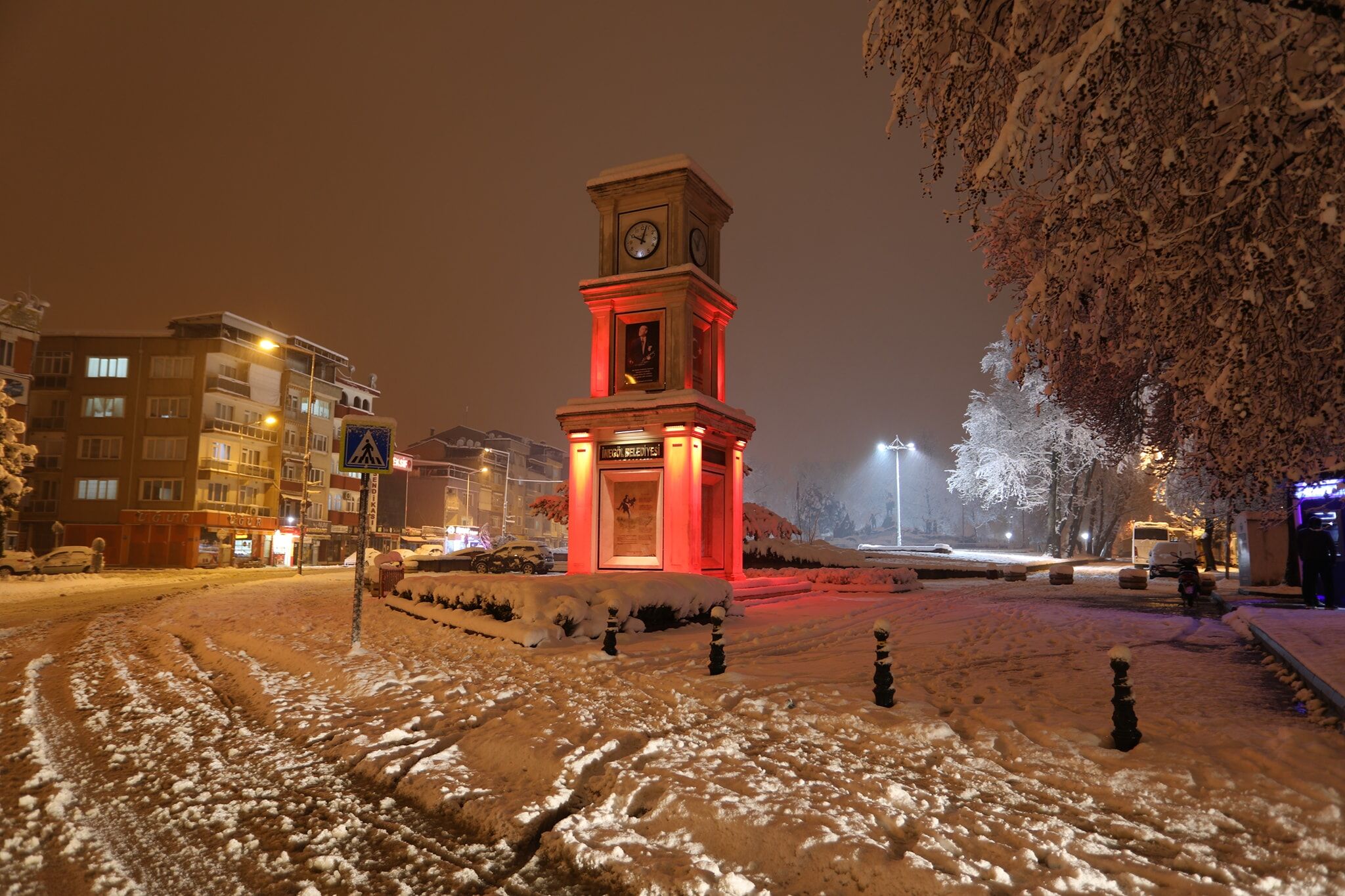 Saat Kulesi̇ Heykel Kar Kiş İnegöl