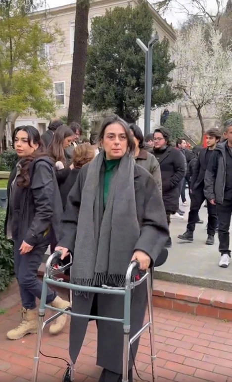 Sinem Dedetaş Hasta Mı İlber Ortaylı’nın Cenazesindeki Görüntüsü Gündem Oldu (1)