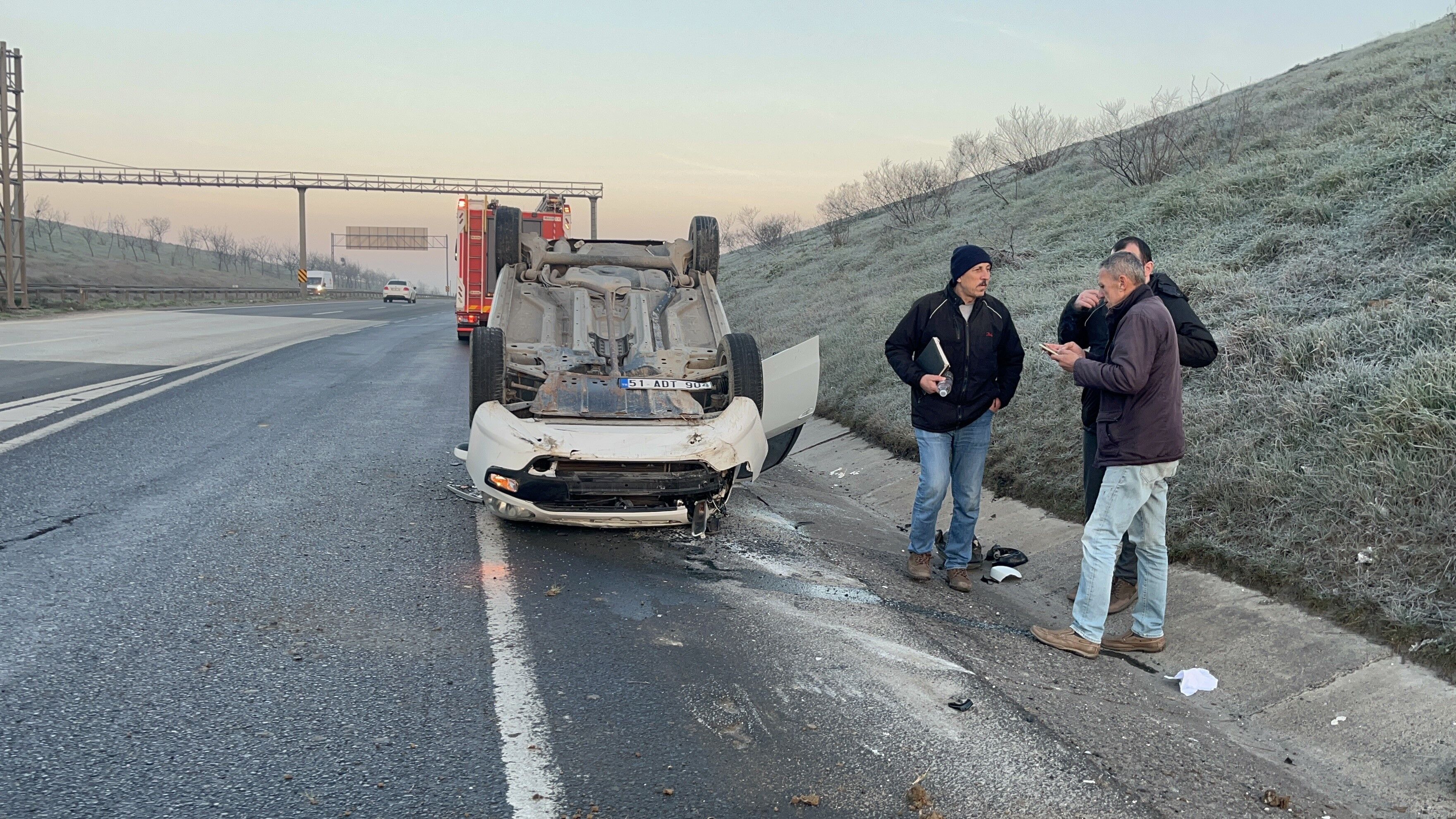 Takla Atan Otomobilde 3 Kişi Emniyet Kemeri Sayesinde Kurtuldu (3)
