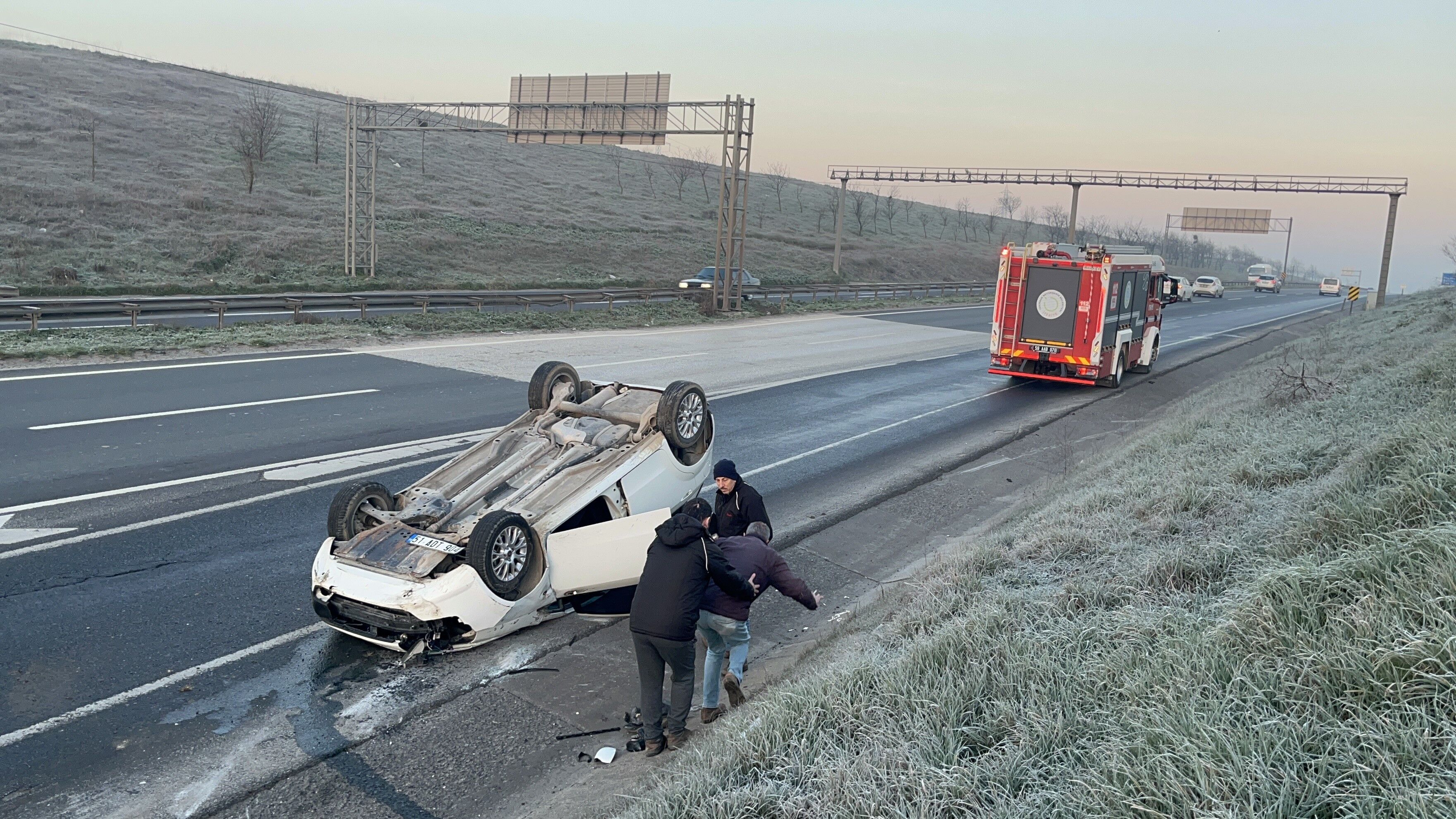 Takla Atan Otomobilde 3 Kişi Emniyet Kemeri Sayesinde Kurtuldu (4)