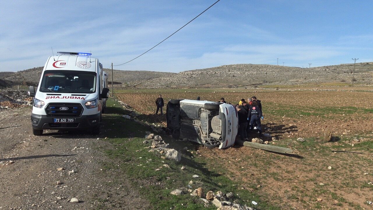 Telefon Direğine Çarpan Otomobil Takla Attı! 5 Yaralı (4)