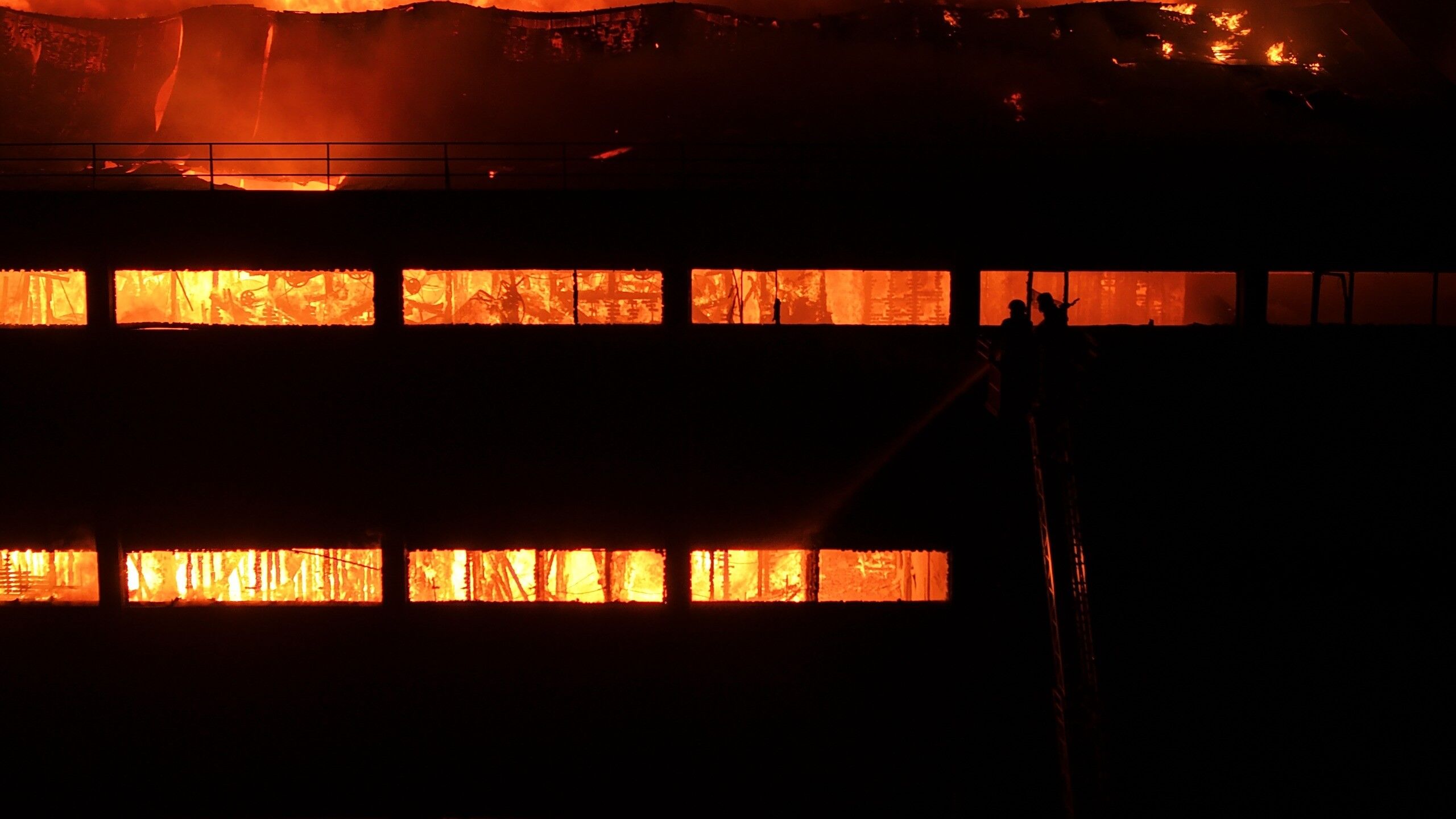 Trabzon’da Fındık Fabrikasındaki Yangına Müdahale Devam Ediyor (1)