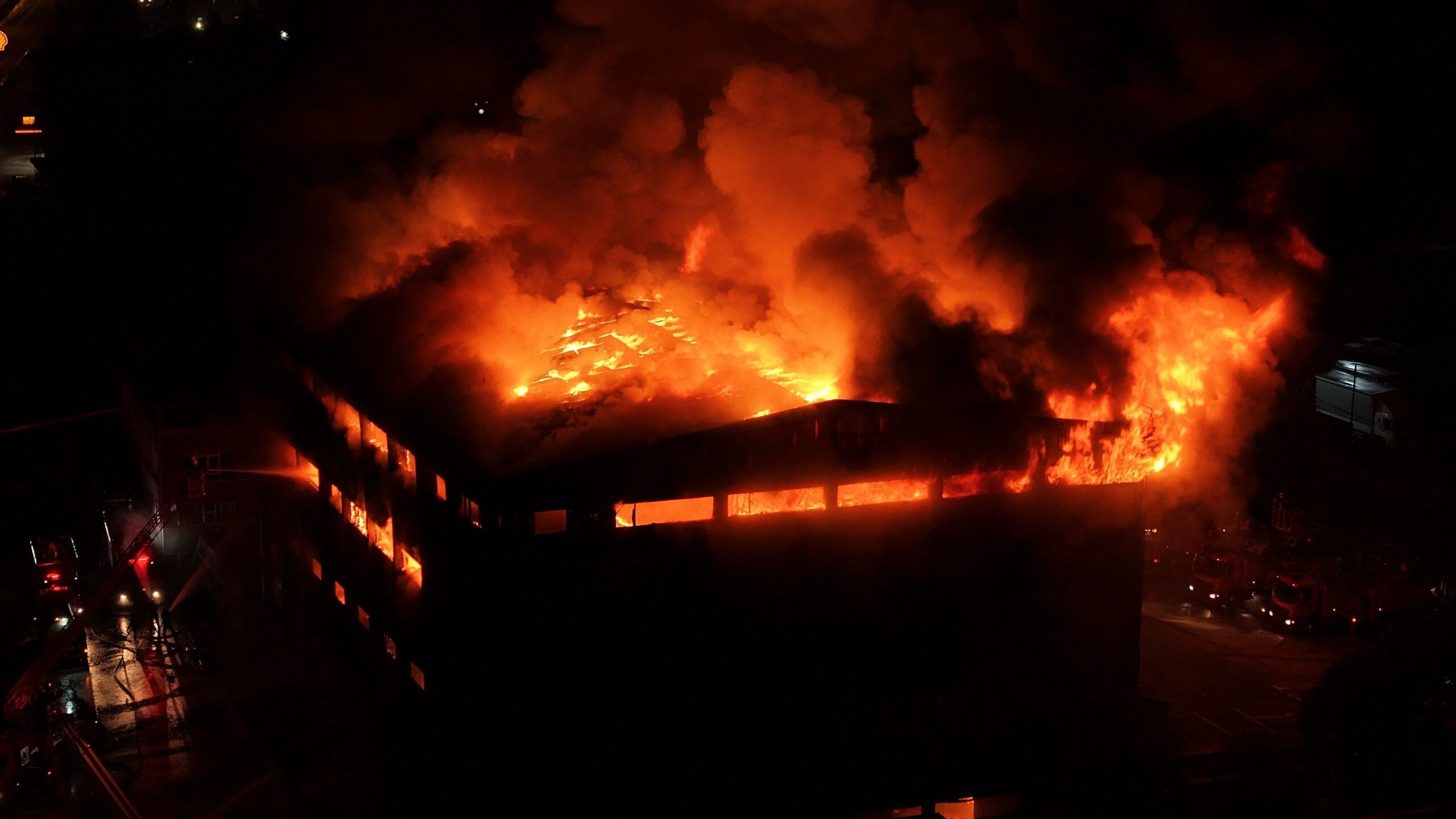 Trabzon’da Fındık Fabrikasındaki Yangına Müdahale Devam Ediyor (3)