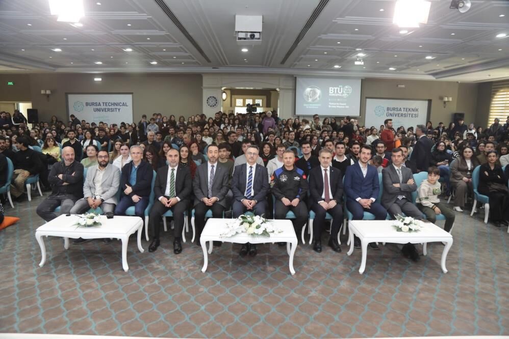 Türkiye'nin Ilk Astronotu Alper Gezeravcı Bursa'da Öğrencileriyle Buluştu! (5)