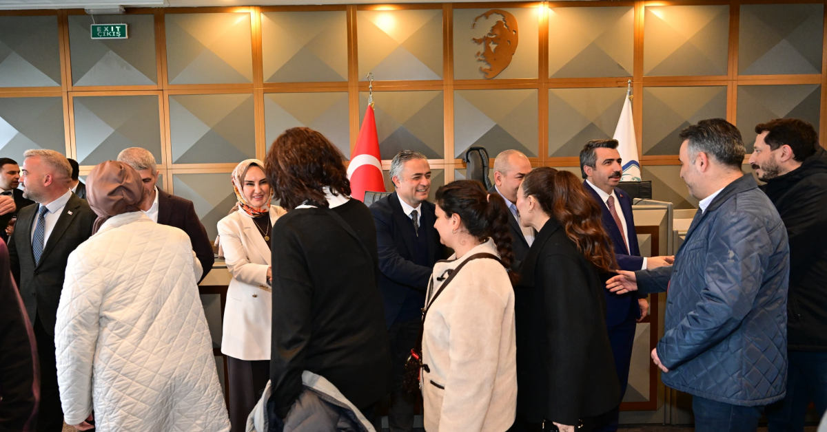 Yıldırım Belediyesi’nin Geleneksel Bayramlaşma Töreni, Belediye Meclis Salonu’nda Geniş Bir Katılımla Gerçekleştirildi. Belediye Başkanı Oktay Yılmaz’ın Ev Sahipliği Yaptığı Programa Başkan Yardımcıları, Meclis Üyeler (3)