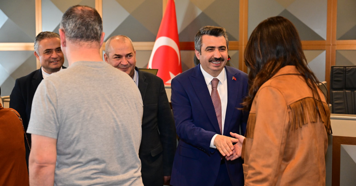 Yıldırım Belediyesi’nin Geleneksel Bayramlaşma Töreni, Belediye Meclis Salonu’nda Geniş Bir Katılımla Gerçekleştirildi. Belediye Başkanı Oktay Yılmaz’ın Ev Sahipliği Yaptığı Programa Başkan Yardımcıları, Meclis Üyeler