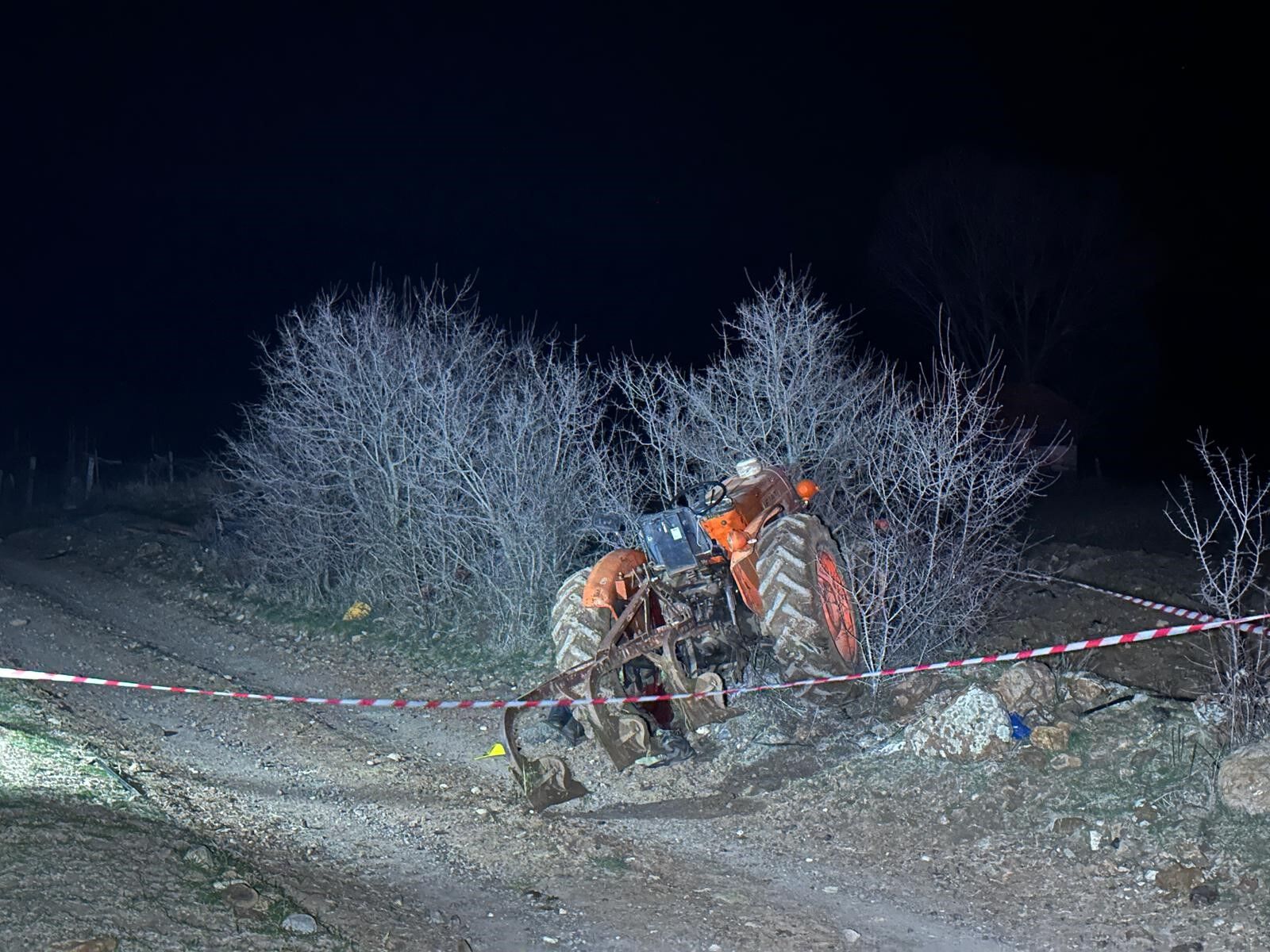 Yol Kenarında Dehşet! Av Tüfeği Ile Vurulmuş Halde Bulundu (2)