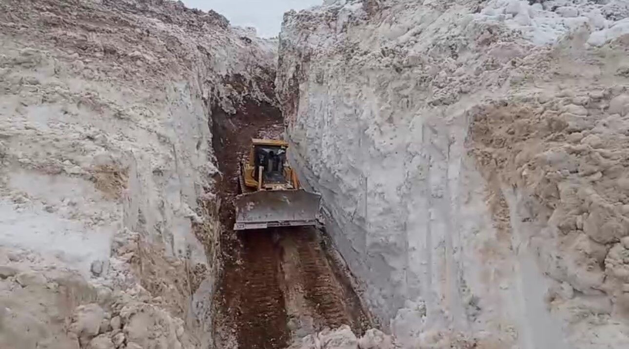 Yüksekova’da 8 Metrelik Kar Tünelleri (1)