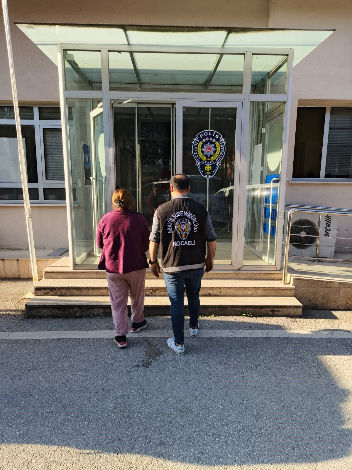 26 Yıl Hapis Cezası Bulunan Kadın, Duvarı Delip Oluşturduğu Gizli Bölmede Yakalandı (1)