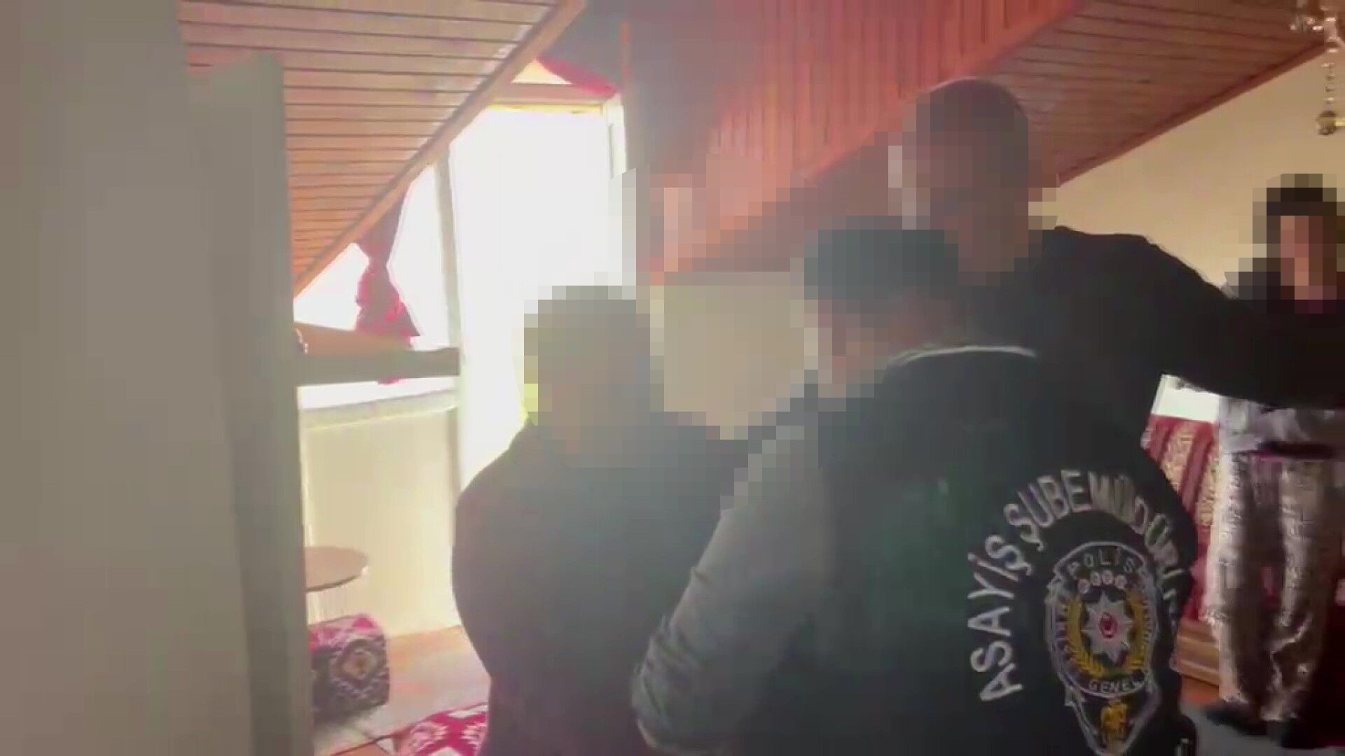 26 Yıl Hapis Cezası Bulunan Kadın, Duvarı Delip Oluşturduğu Gizli Bölmede Yakalandı (2)