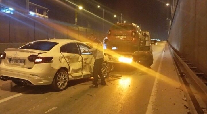 3 Araç Birbirine Girdi, 6 Kişi Yaralandı (2)