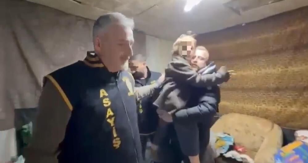 7 Yıllık Hasret Bitti! Küçük Nazar Annesine Kavuştu (1)