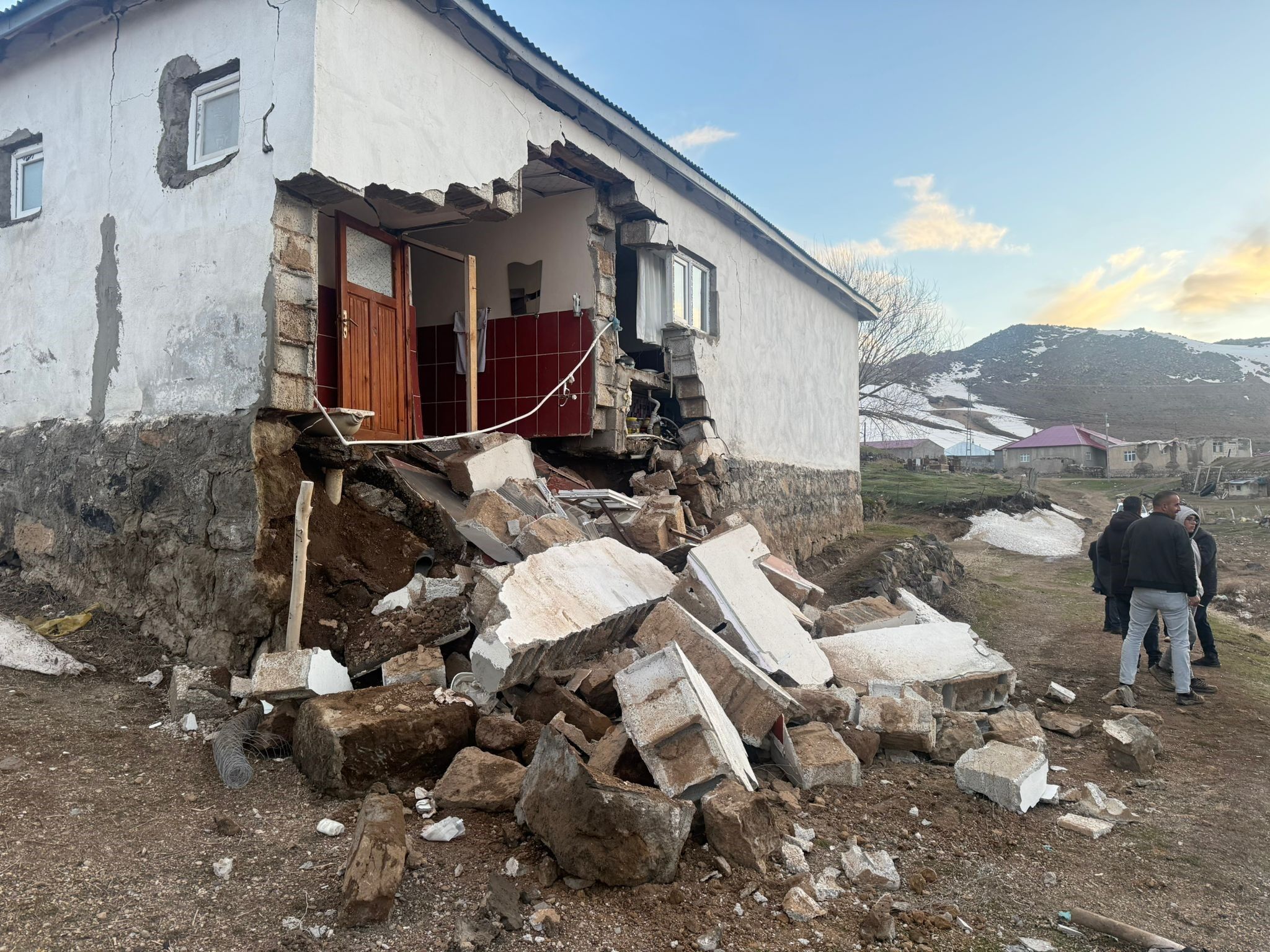 Ağrı’daki Depremde Köylerde Bazı Yapılarda Hasar Meydana Geldi (2)