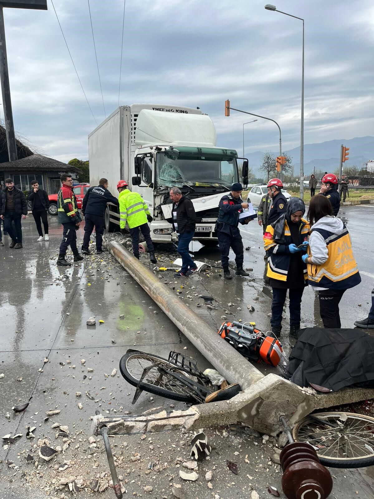 Beton Direğin Altında Kalan Bisikletli Hayatını Kaybetti