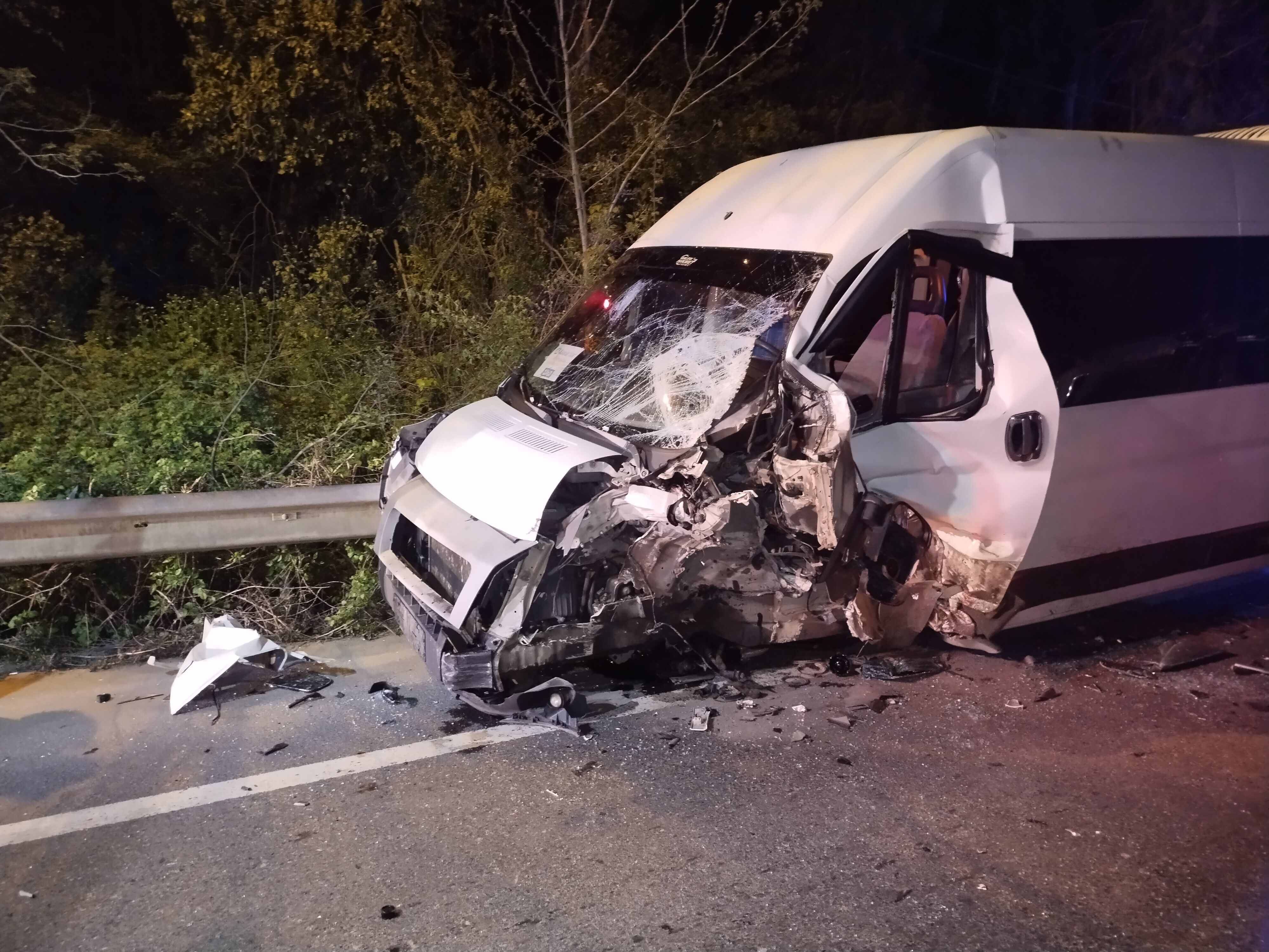 Beykoz’da Servis Minibüsü Ile Otomobil Çarpıştı! 1’I Ağır 12 Yaralı (1)