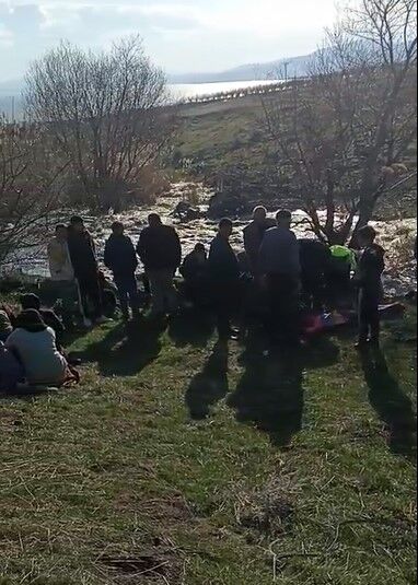 Bitlis'te Dereye Düşen Çocuk Hayatını Kaybetti (1)