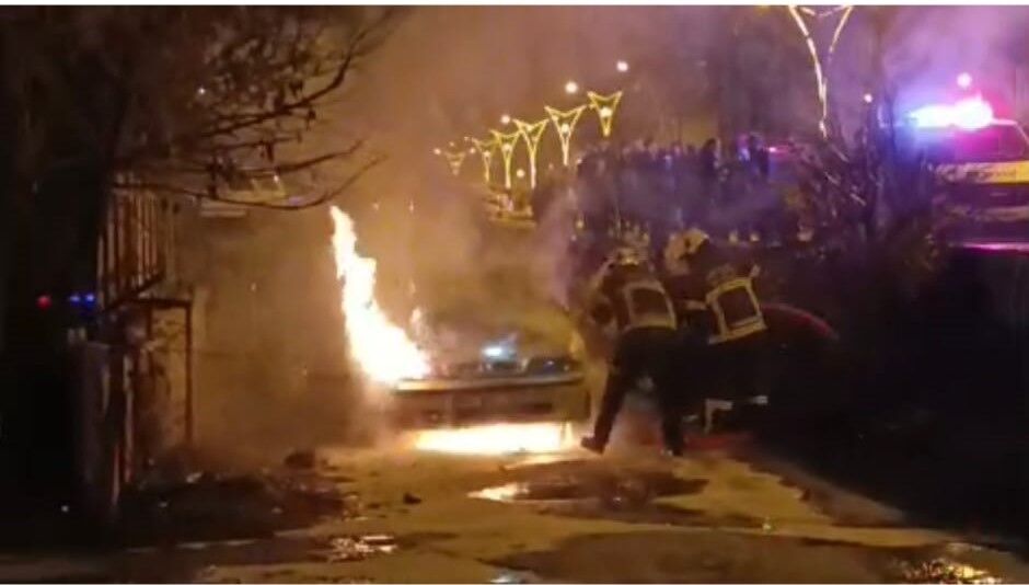 Bitlis’te Seyir Halindeki Araç Alev Aldı (1)