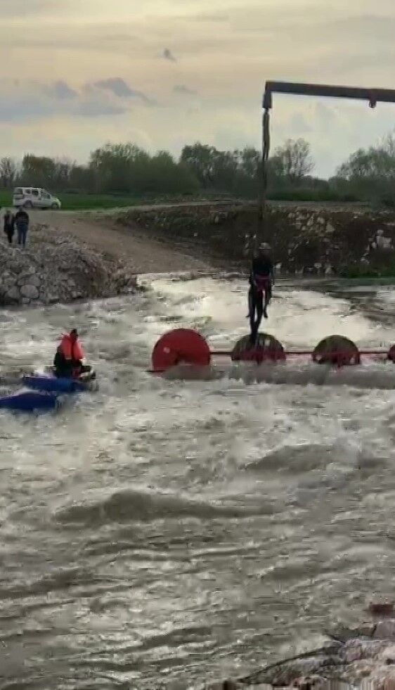 Bursa’da 10 İşçi Traktörle Dereye Yuvarlandı! İşçiler Mahsur Kaldı (3)