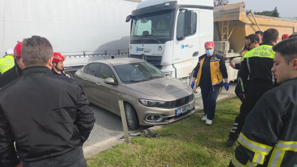 Bursa'da 4 Kişilik Ailenin Bulunduğu Otomobile Kamyon Çarptı! (2)