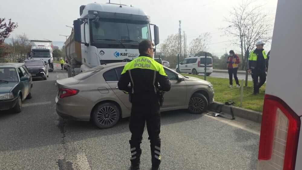 Bursa'da 4 Kişilik Ailenin Bulunduğu Otomobile Kamyon Çarptı! (3)