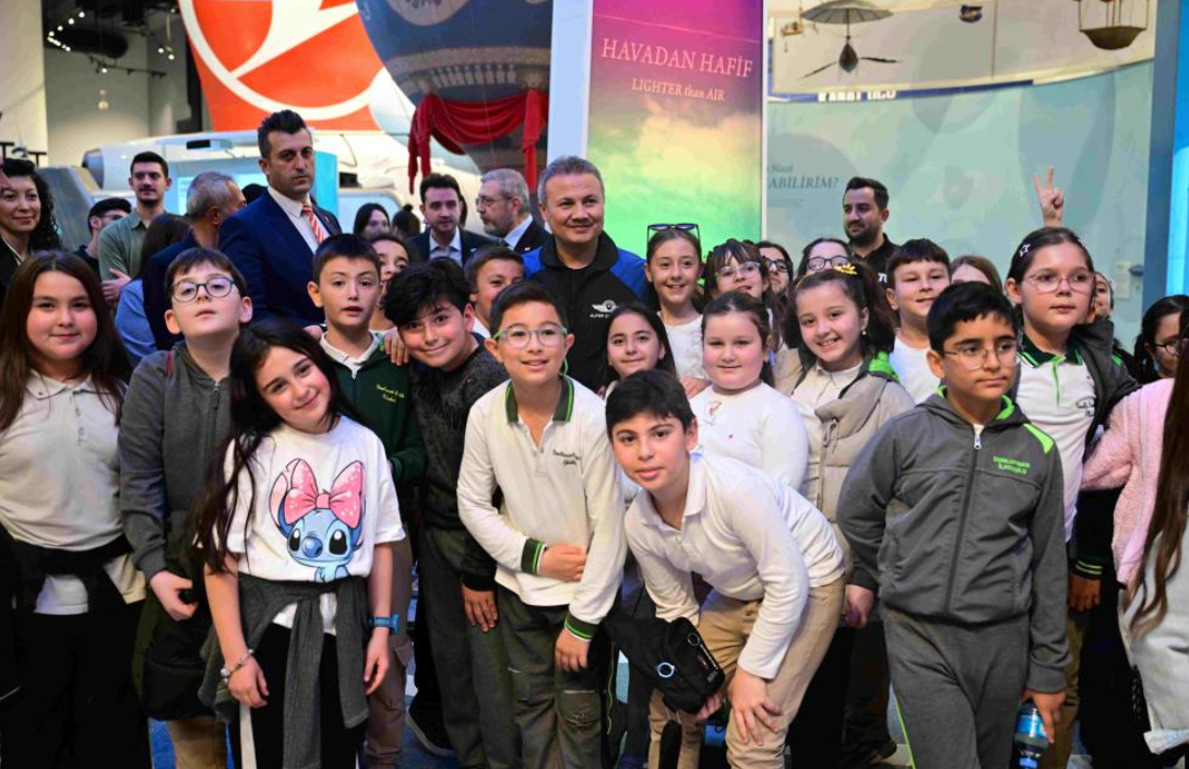 Bursa’da Alper Gezeravcı Gençlerle Buluştu (1)