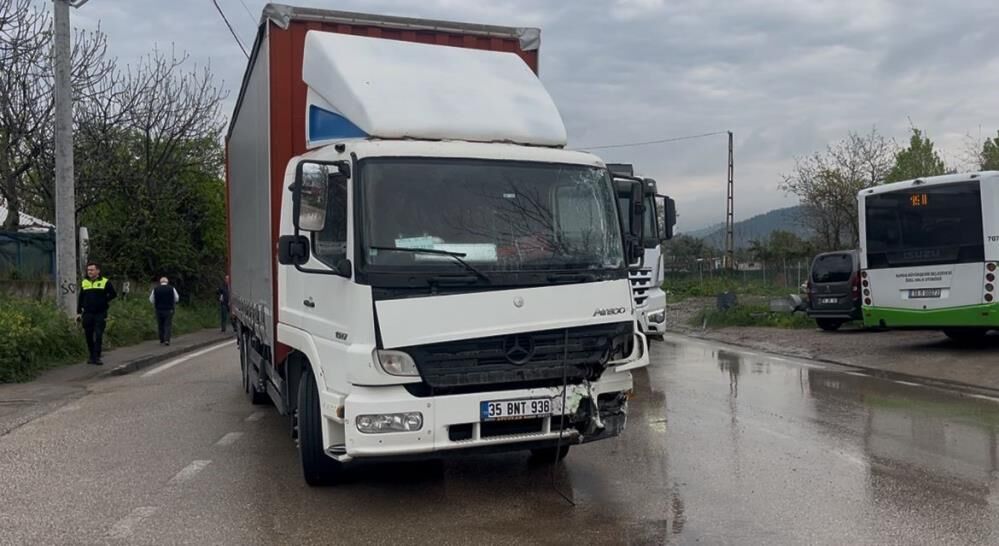 Bursa'da Belediye Otobüsü Ile Nakliye Kamyonu Çarpıştı (1)