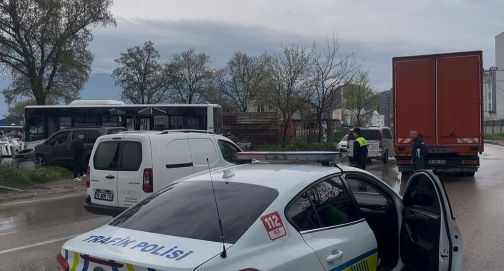 Bursa'da Belediye Otobüsü Ile Nakliye Kamyonu Çarpıştı (3)