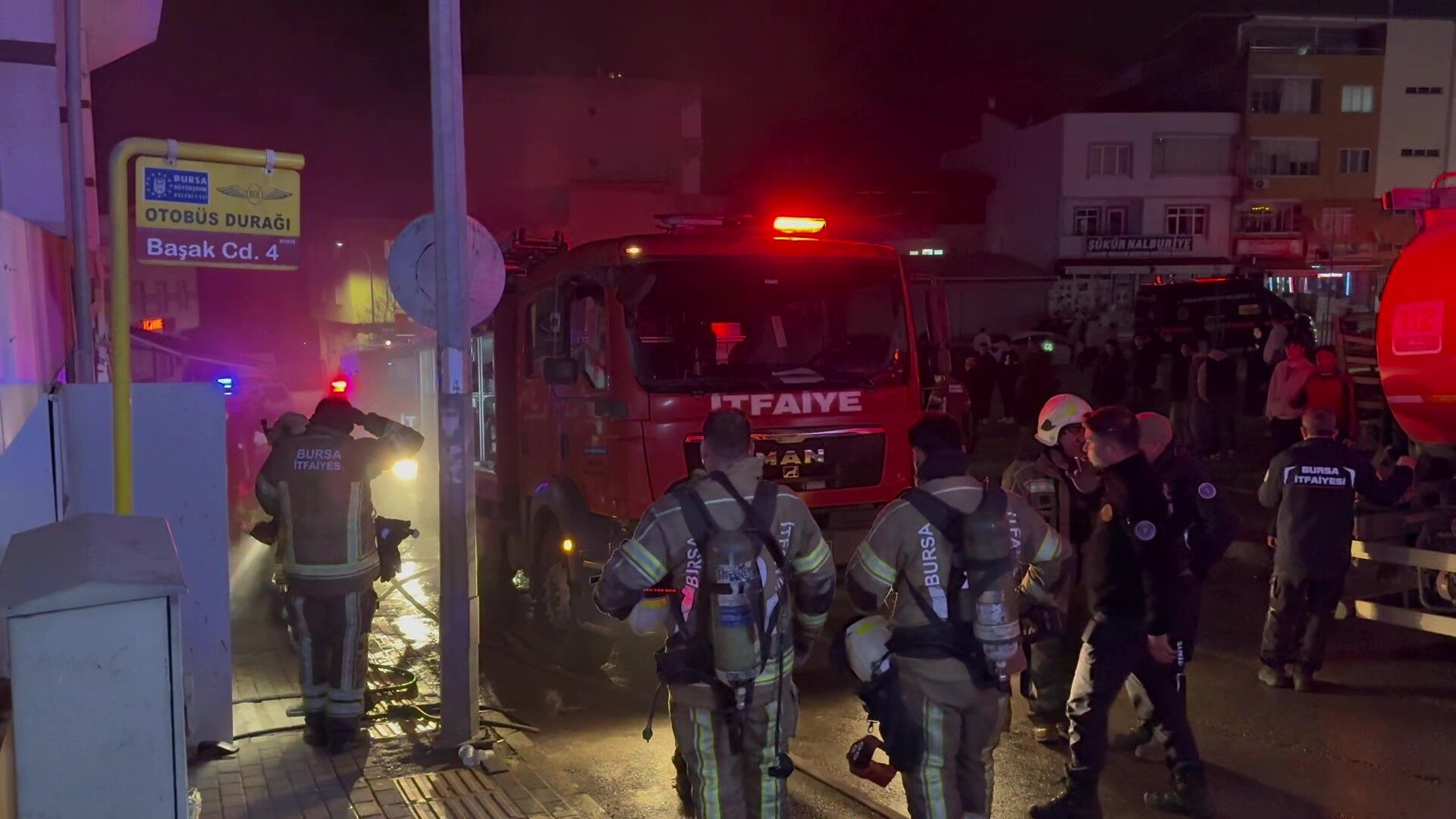 Bursa'da Bir Depoda Çıkan Yangın Itfaiye Ekiplerini Harekete Geçirdi (2)