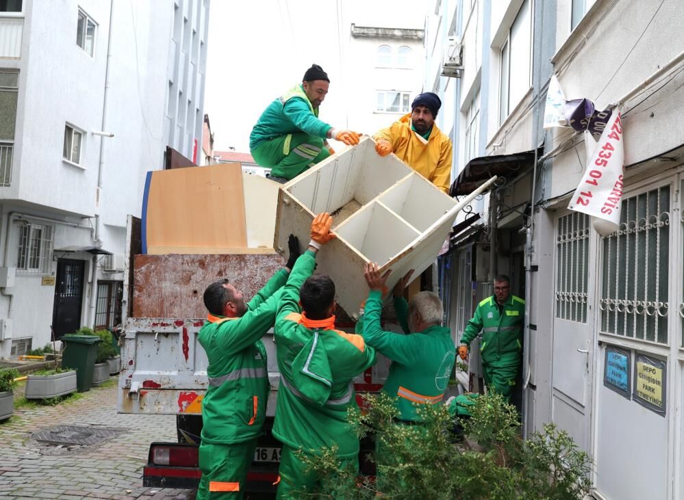Bursa'da Çöp Ev Temizlendi Mahallesi Nefes Aldı! (1)