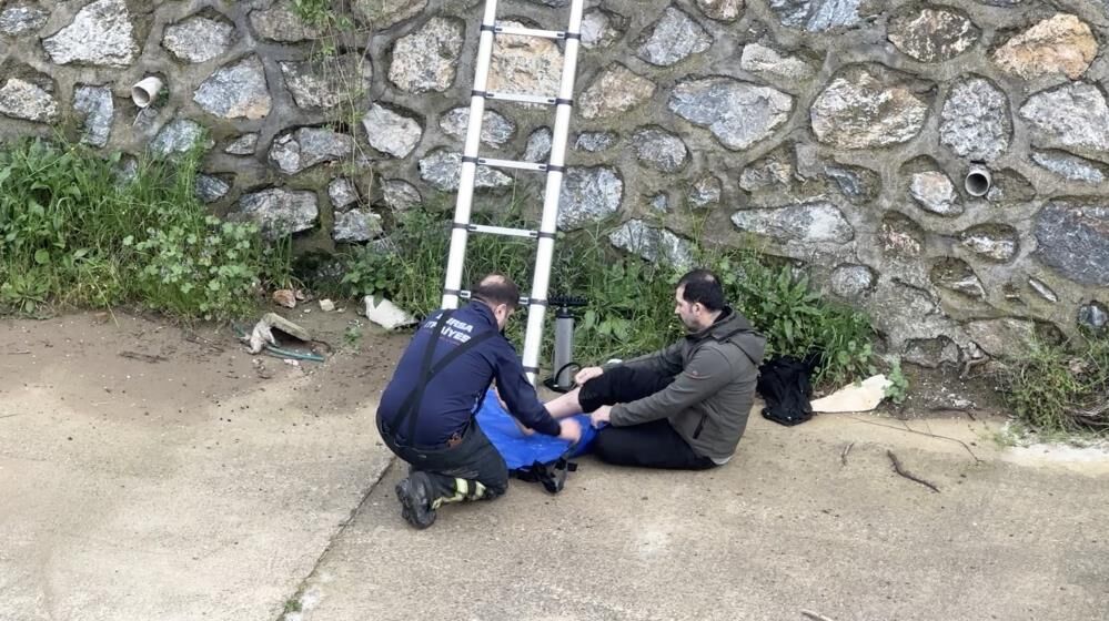 Bursa'da Dereye Düşen Adamı Ekipler Kurtardı! (1)