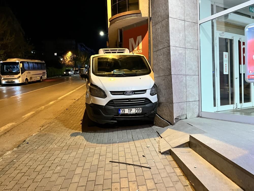 Bursa'da El Freni Boşalan Minibüs Duvara Çarptı! (2)