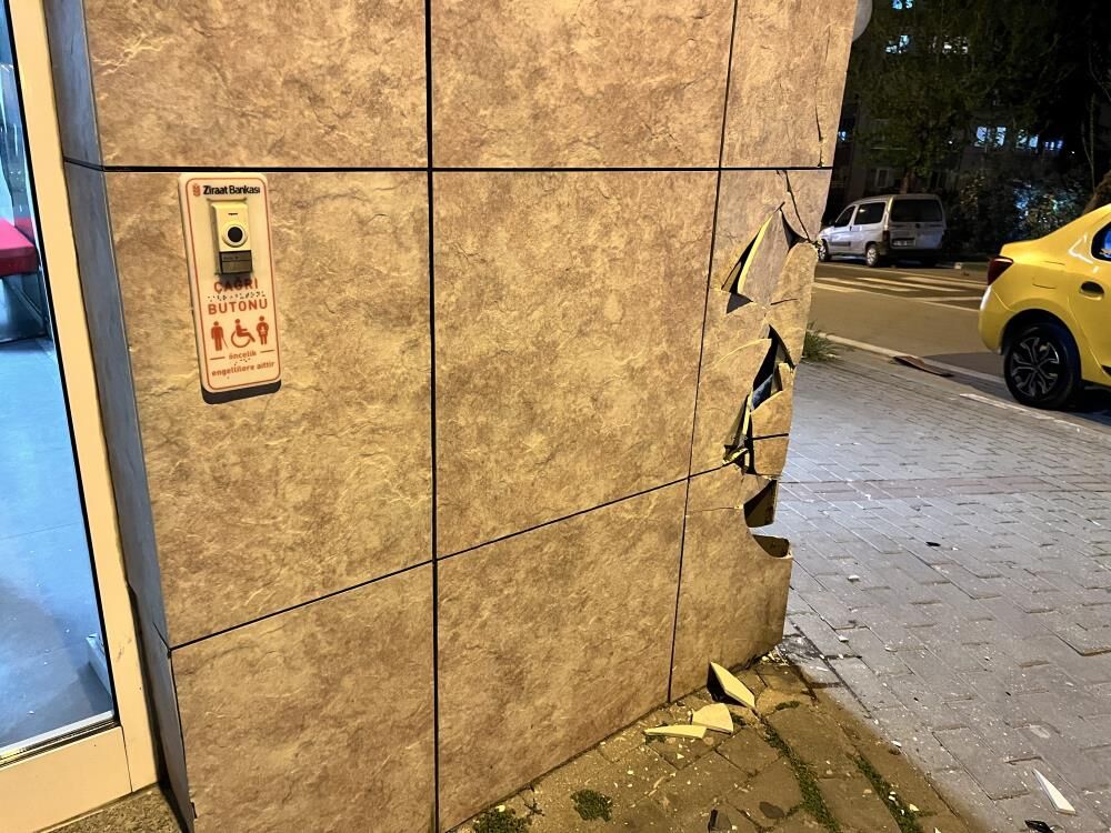 Bursa'da El Freni Boşalan Minibüs Duvara Çarptı! (3)