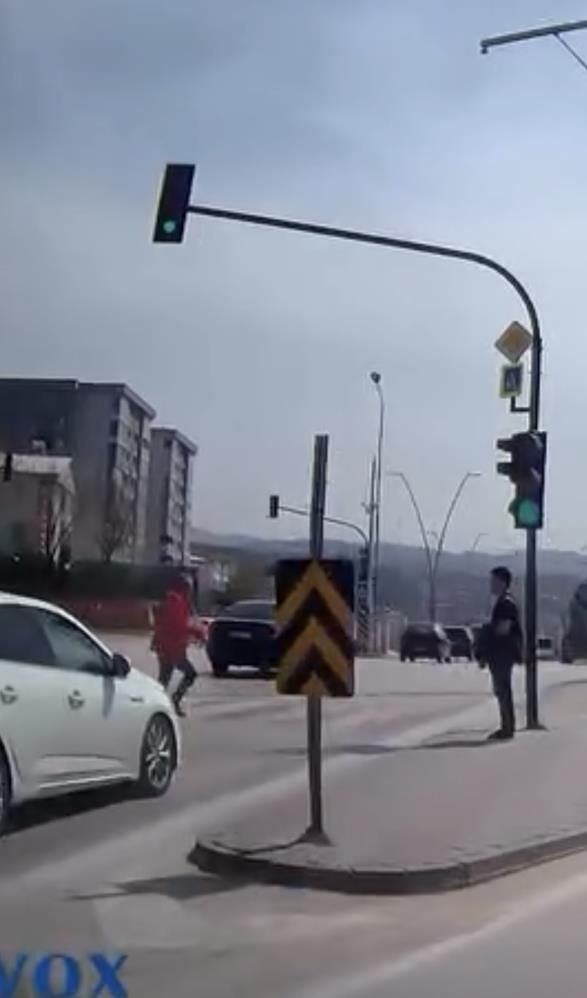 Bursa'da Facia Teğet Geçti! Kırmızı Işıkta Yola Atladı... Gencgazete