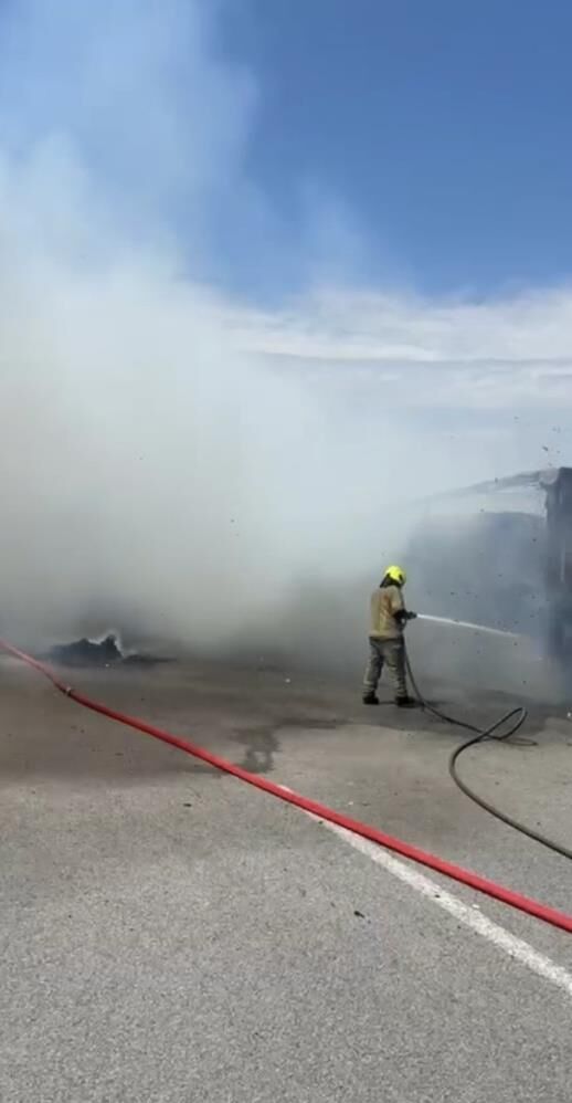 Bursa'da Karton Yüklü Tır Küle Döndü! (2)