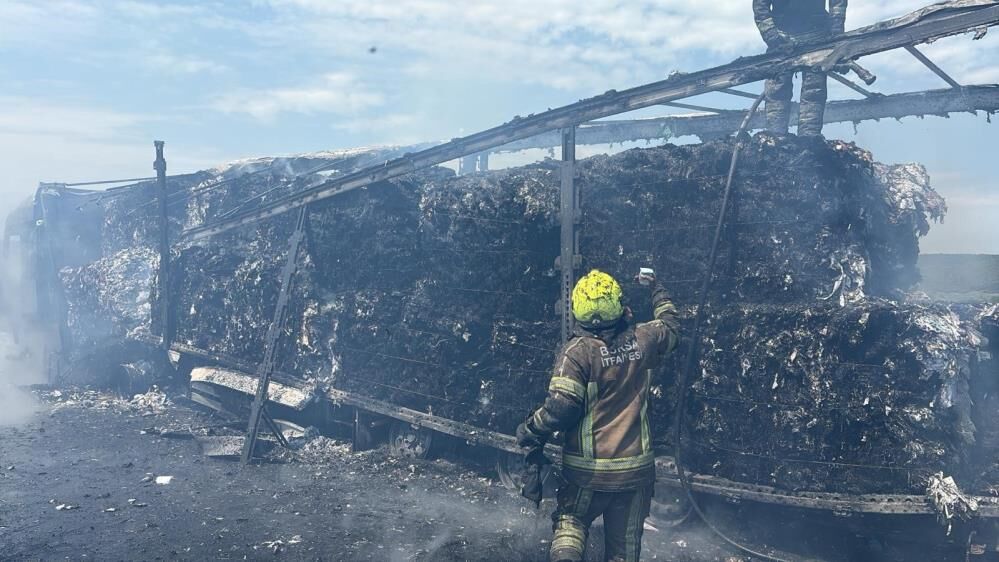 Bursa'da Karton Yüklü Tır Küle Döndü! (3)