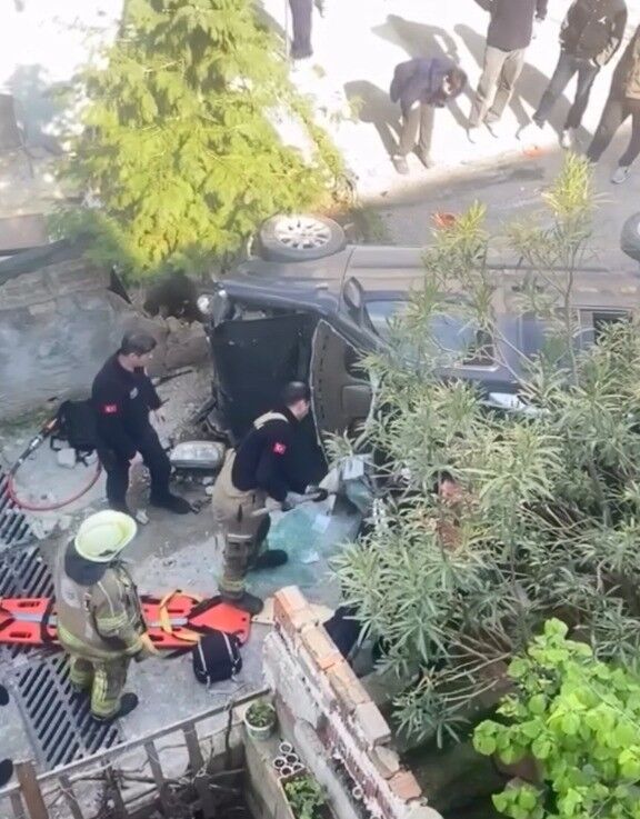 Bursa'da Kaza Yapan Araç Merdivenlerden Yuvarlandı (1)