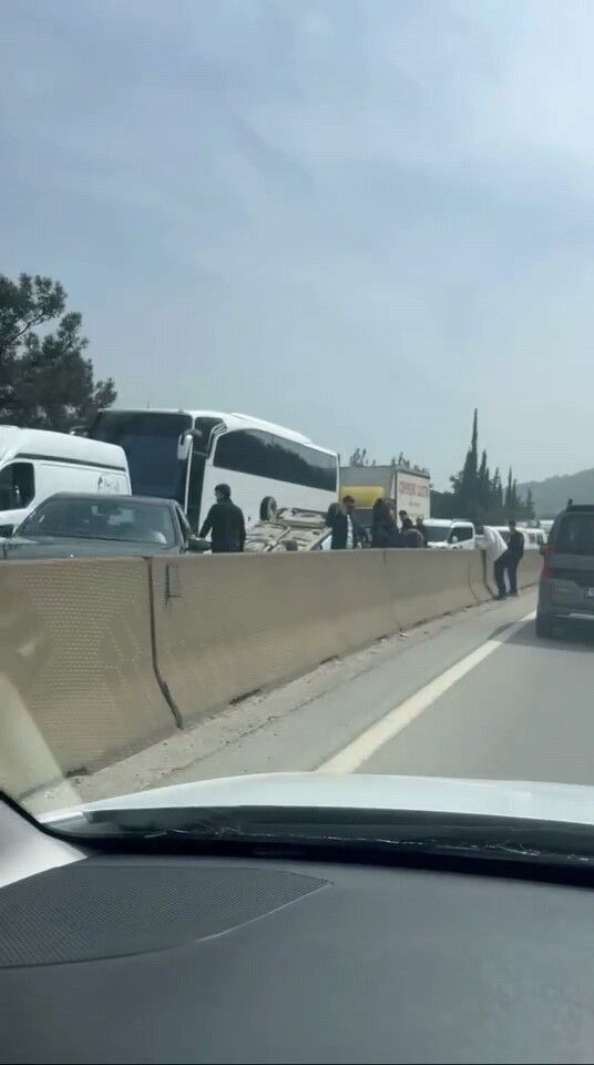 Bursa'da Kontrolden Çıkan Otomobil Takla Attı! (2)
