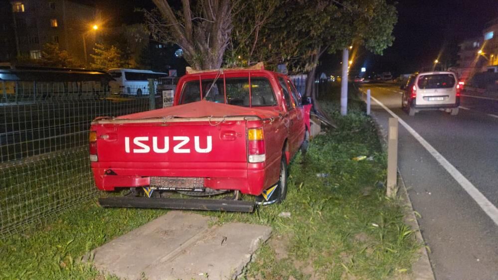 Bursa'da Kontrolü Kaybeden Kamyonet Orta Refüje Savruldu! (1)