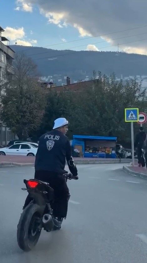 Bursa'da Polis Yeleği Giyip Trafikte Tehlikeli Hareketler Yaptı! (1)